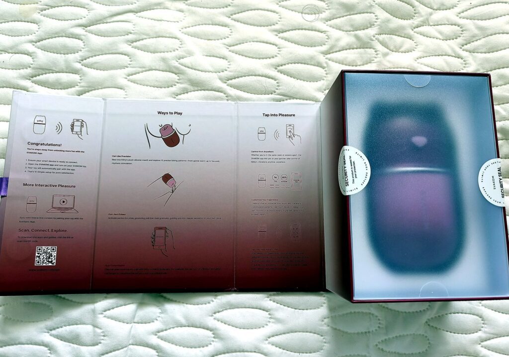 Folleto Ways to Play del Klitty de SVAKOM junto a la caja abierta del producto